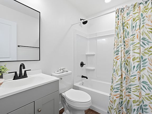5th image of 250 Briarwood Cir