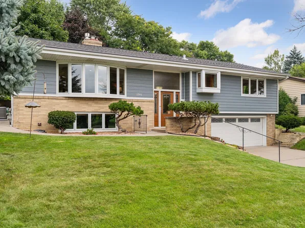 1381 County Road B2 W, Roseville, MN 55113