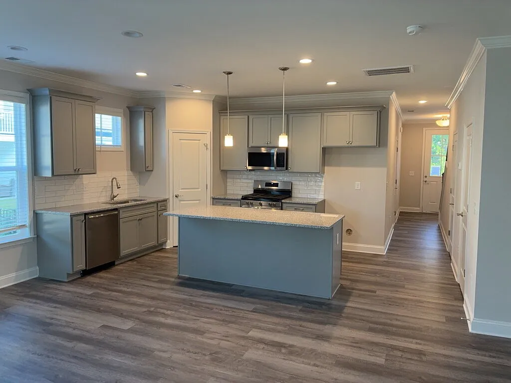 3 bed, 2.5 bath, $2,400 — Photo 2