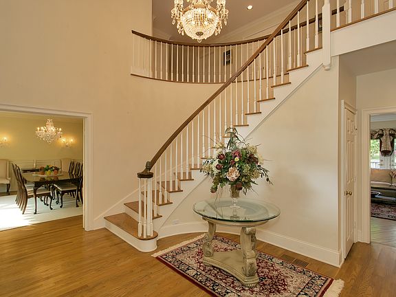 4th image of 6 Sherwood Ln
