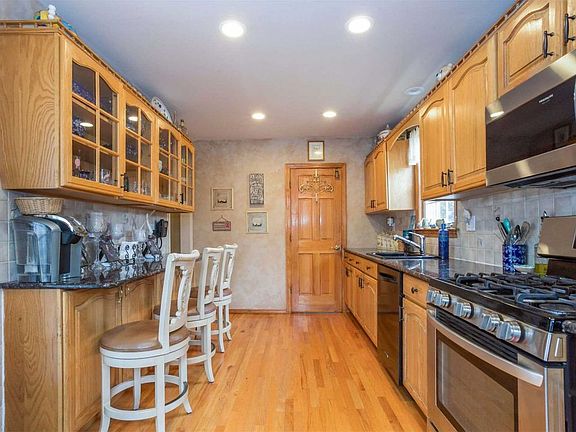 5th image of 10 Delano Ct