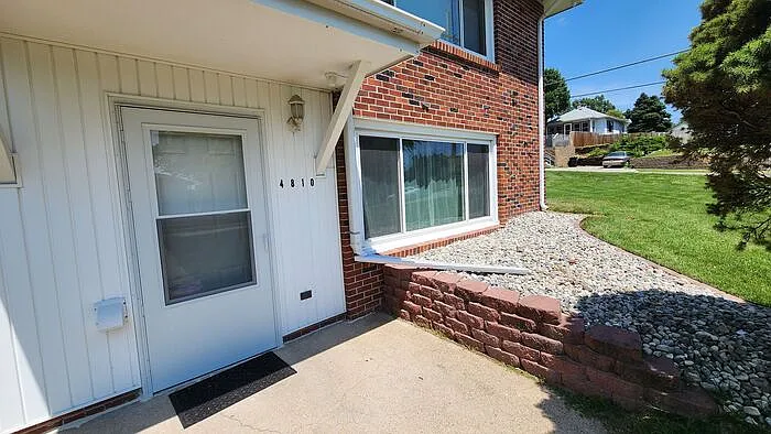 3 bed, 1.0 bath, 1263 sqft, $1,575 — Photo 1