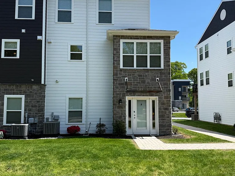 121 High Pointe Dr #38 — Photo 38