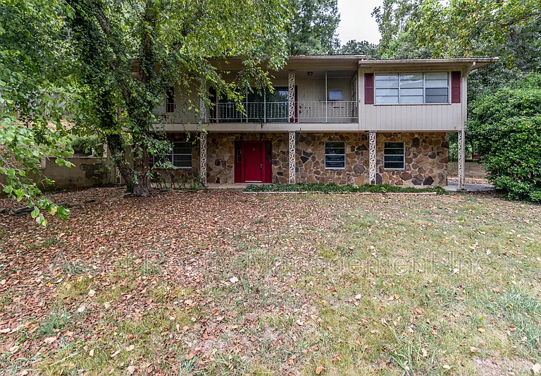 630 Colonial Dr — Photo 2