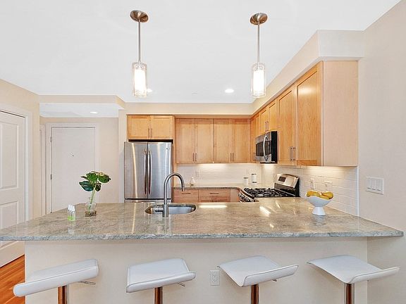 5th image of 321 Hammond Pond Pkwy #8106