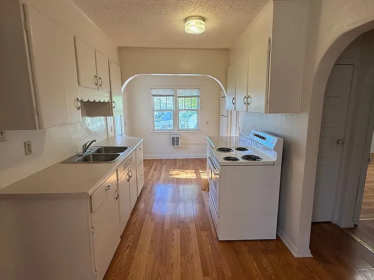 1001 Silverleaf Ave — Photo 9