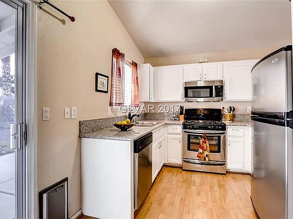 4th image of 923 Blue Arroyo Dr