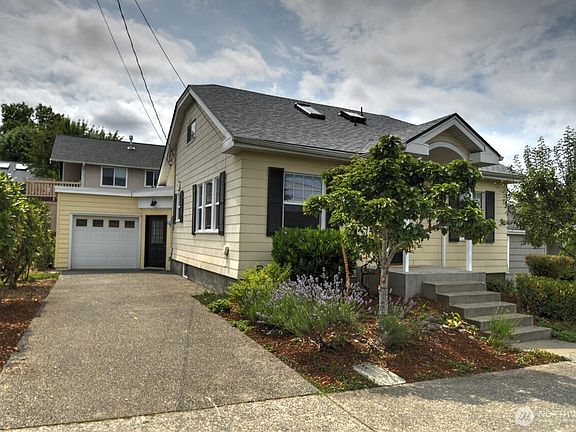 2nd image of 921 5th Avenue SE
