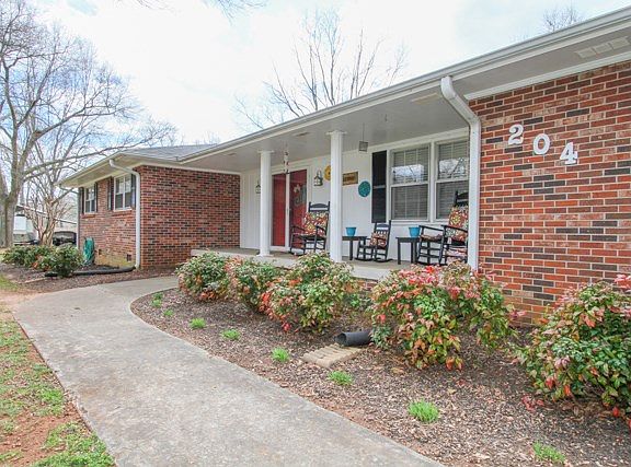 3rd image of 204 Parkwood Cir