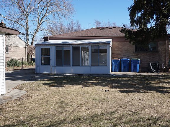 3rd image of 31641 Newport Dr