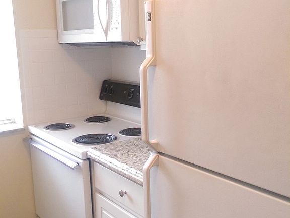 3rd image of 951 S Market St APT 15