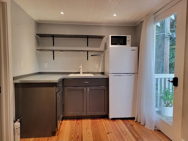 611 Bay Ave #B — Photo 11