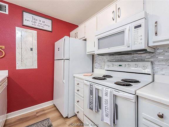 2nd image of 519 Sw Pkwy #204