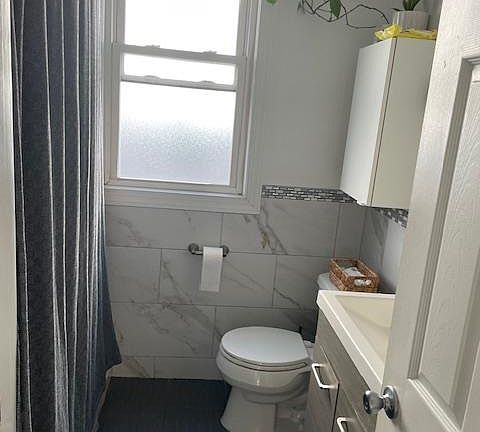 3rd image of 376 Union St