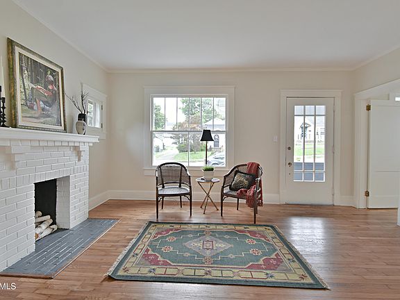 3rd image of 1211 Ashwood Pl