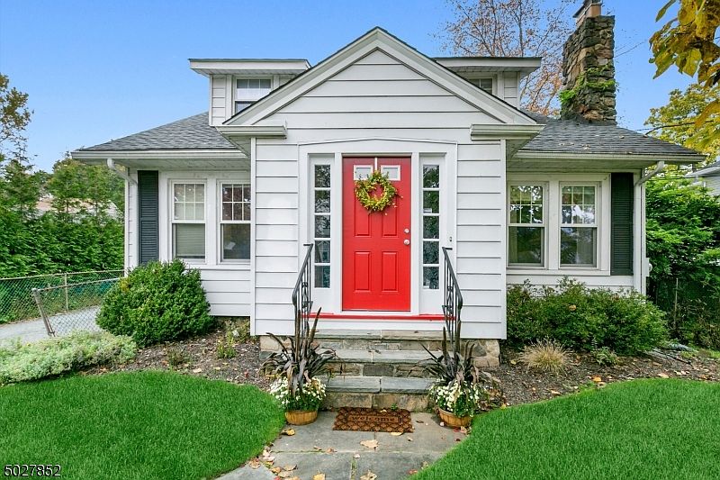 1st image of 4 Hillcrest Pl