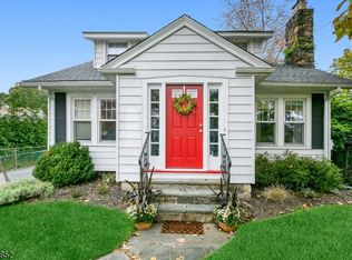 4 Hillcrest Pl, North Caldwell, NJ 07006
