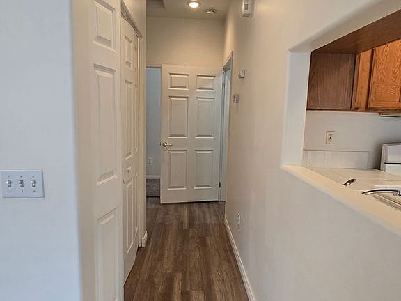 4th image of 716 Meadow Grove Ct #B