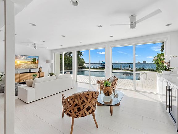 4th image of 1065 N Shore Dr