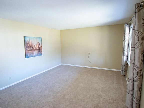 5th image of 950 Treelane Dr