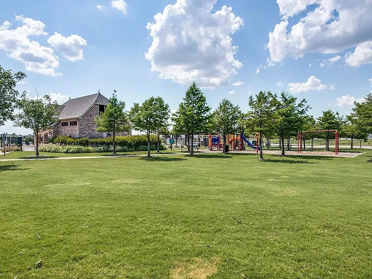7772 Ivanhoe Dr — Photo 31