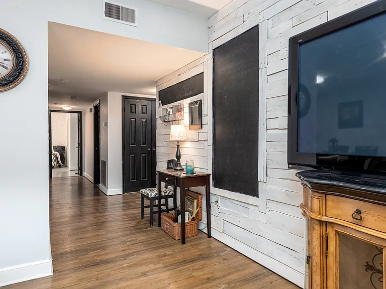 801 W McGee St #25 — Photo 4