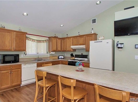 5th image of 9 Beach Plum Ln