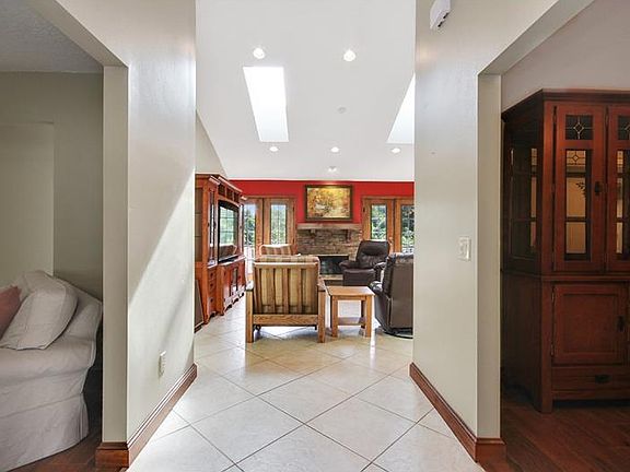 5th image of 907 Oakwood Cv