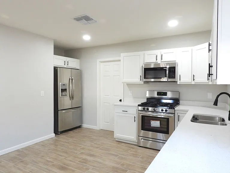2639 N Fontana Ave — Photo 13