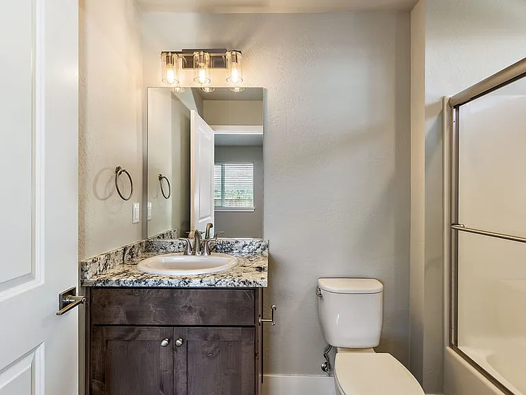 405-415 E Rapp Rd — Photo 10