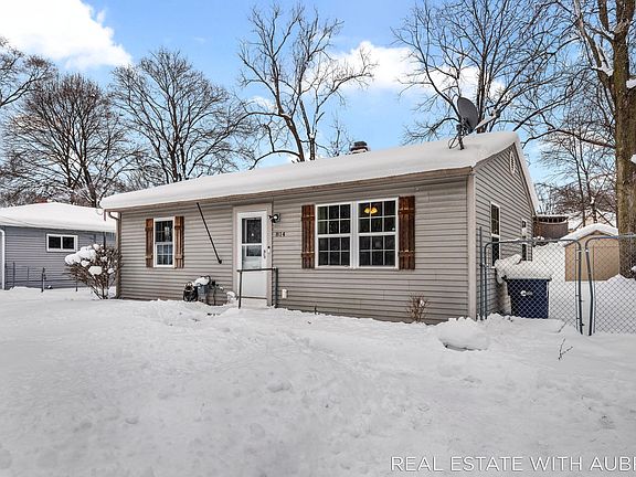 3rd image of 814 Woolsey Dr SW