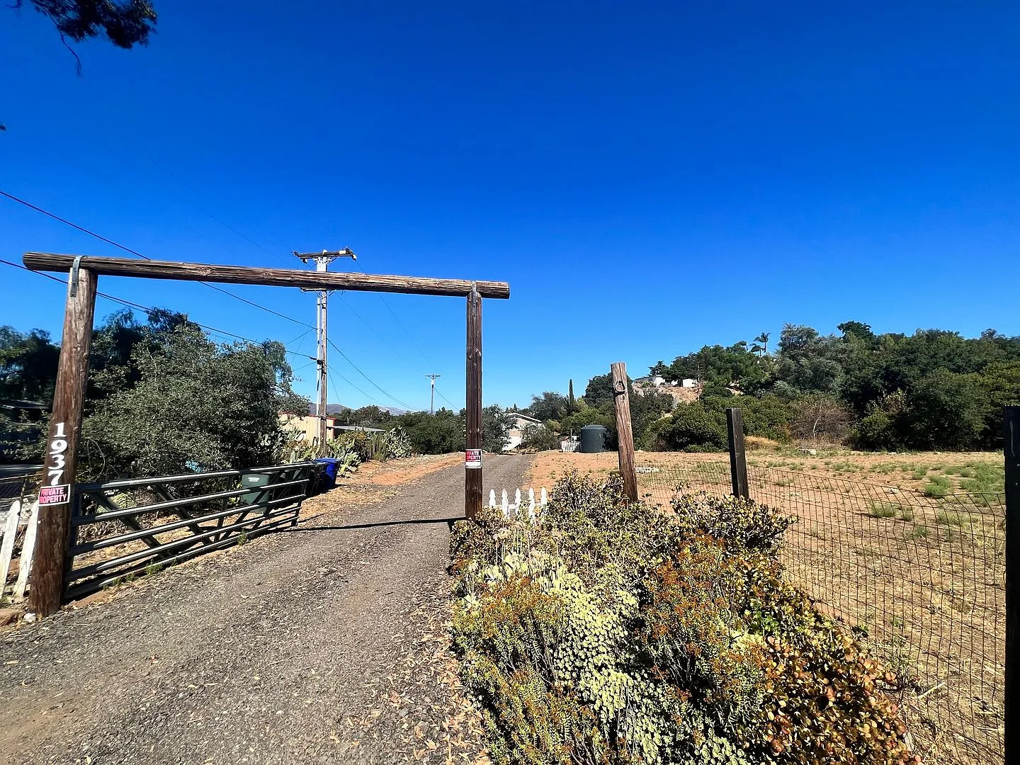 Stunning 3BR/3BA + Loft Home | 1,920 SqFt | Wrap-Around Deck & Incredible Views! — Photo 2