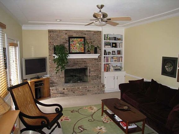 Family Room w/fireplace