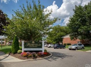 105 Westwood Dr APT 125, Westbury, NY 11590