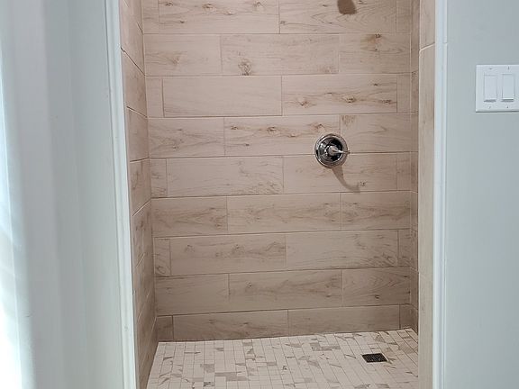 4th image of 7042 Ash St