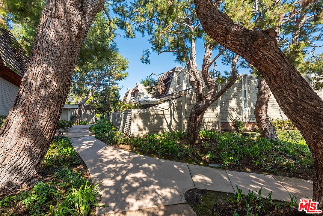 2 bed, 2.5 bath, 1547 sqft, $5,700 — Photo 3