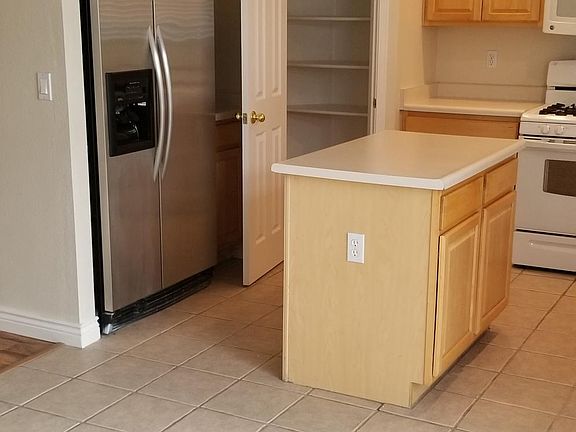 Kitchen/Refrigerator included