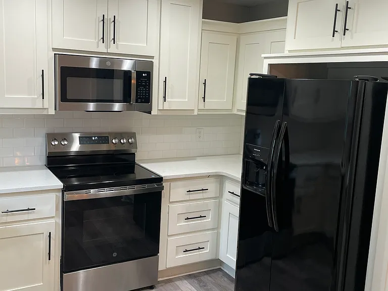 664 NE Clubhouse Dr — Photo 5