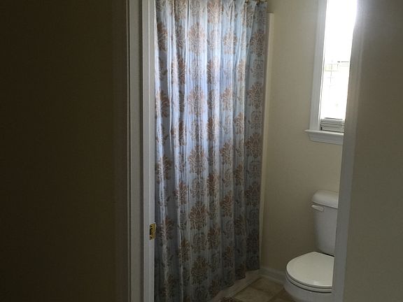 Upstairs Jack-&-Jill bath