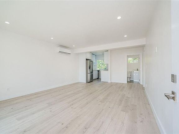 5th image of 11918 Hart St