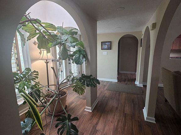 2nd image of 1902 Mountain Shadow Dr