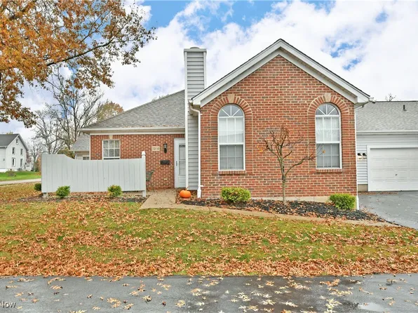 10 Stratford Green Dr APT 4, Canfield, OH 44406