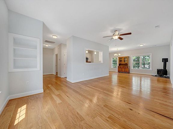 3rd image of 104 Acorn Run Ln