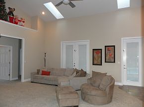 5th image of 903 SE 49th Ave