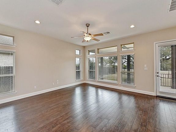4th image of 877 Wild Rose Dr