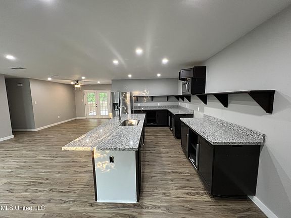 4th image of 2112 Woodside Dr