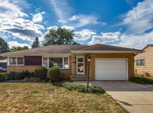 1204 Hiawatha Dr, Elgin, IL 60120