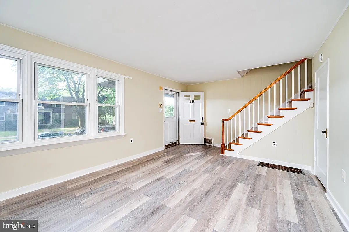 3 bed, 1.0 bath, 1120 sqft, $2,100 — Photo 4
