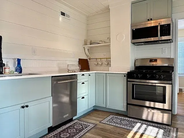2 bed, 850 sqft, $2,450 — Photo 3