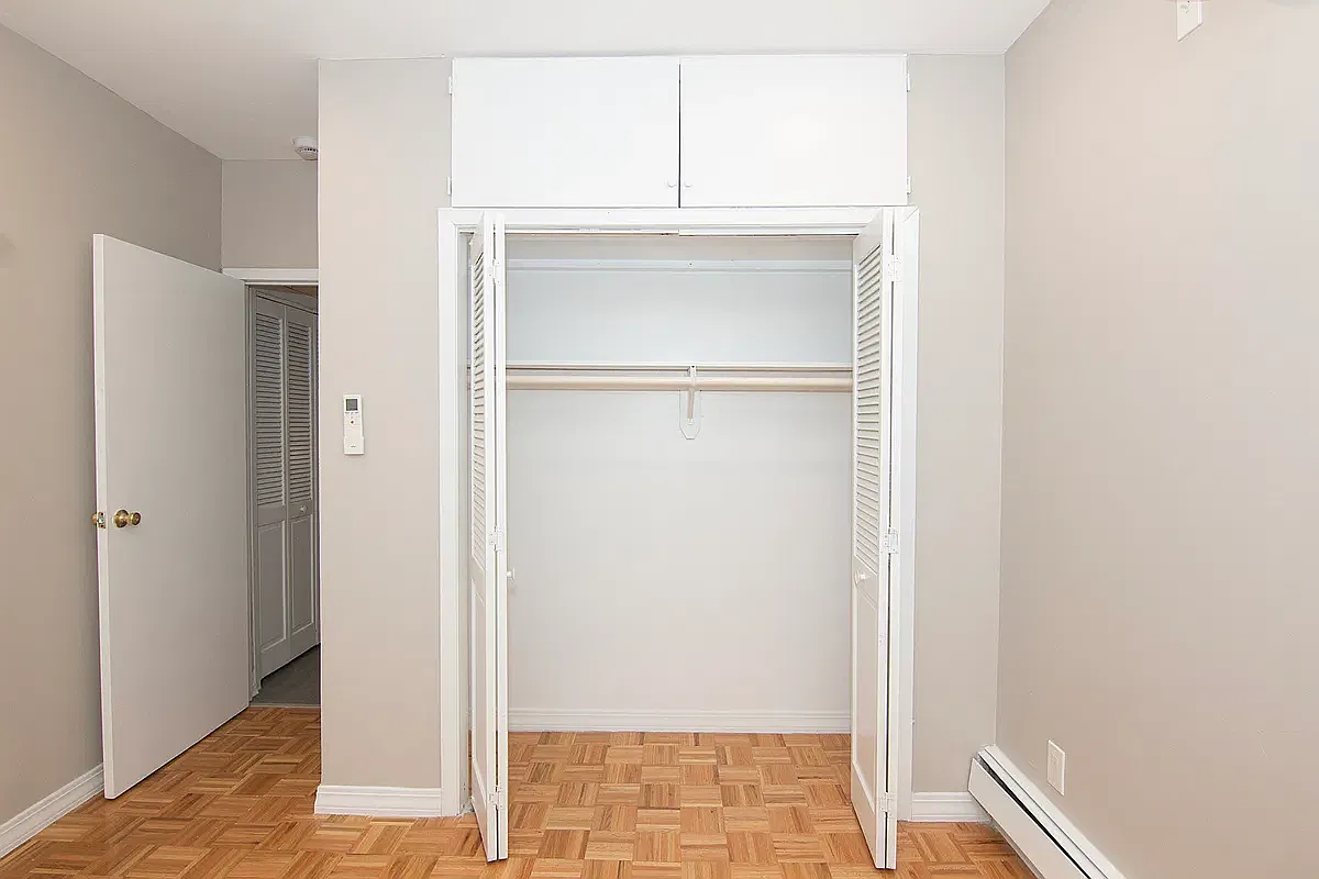 26-04 Ditmars Boulevard — Photo 4